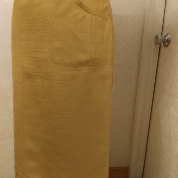 Blazer and skirt set trimmed with metal buttons - Picture 7 of 7